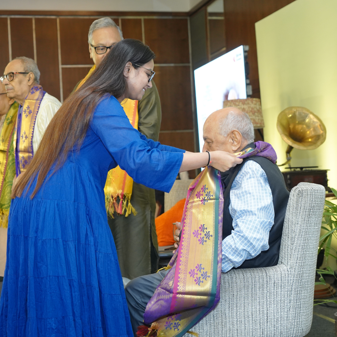 Prabha-Khaitan-Foundation-Local-Crafts-Art-Ponnadai-stole-Coimbatore-used-for-felicitation-in-Aakhar-Kolkata